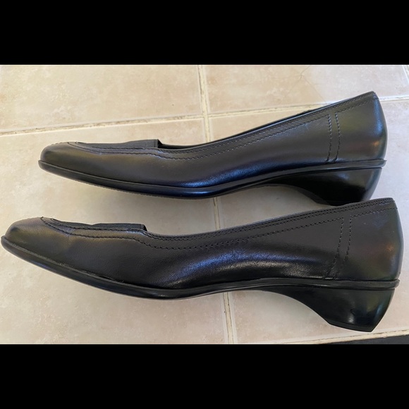 Salvatore Ferragamo women’s size 7 1/2 3A - Picture 4 of 6